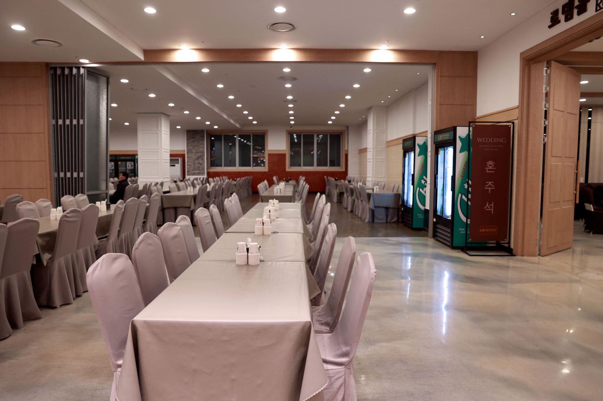 많은 하객을 수용할 수 있는 글로리아 연회장